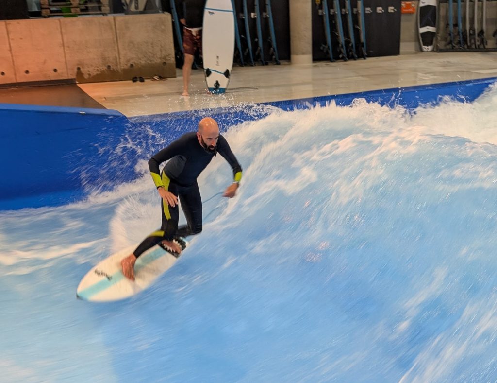 Surfer auf künstlicher Welle