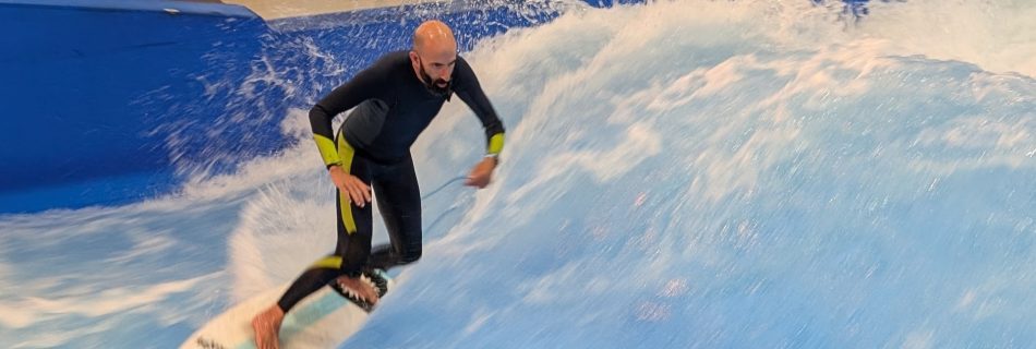 Surfer auf künstlicher Welle