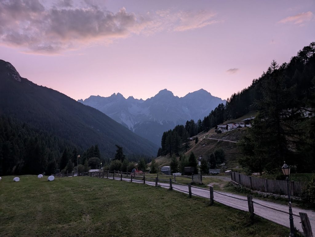 Sonnenuntergang in den Bergen